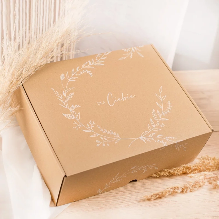 Kraftowe pudełko na zapakowanie prezentu.