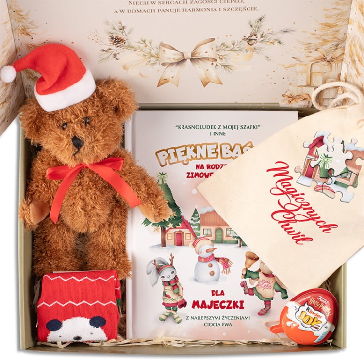 Świąteczny box prezentowy z personalizowaną bajką, misiem w czapce Mikołaja i Kinder Niespodzianką – idealny prezent dla dzieci.