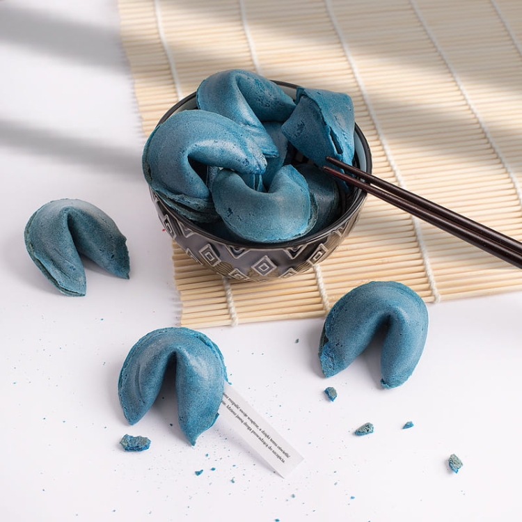 Ciasteczko niebieskie z wróżbą w środku.