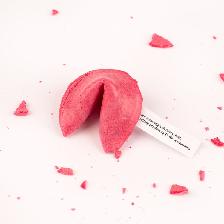 Ciasteczka z wróżbą w różowym kolorze.