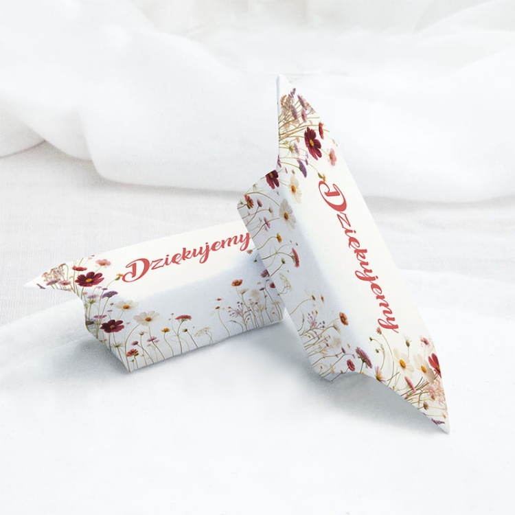 Eleganckie krówki z kwiatowym wzorem upominek dla gości.