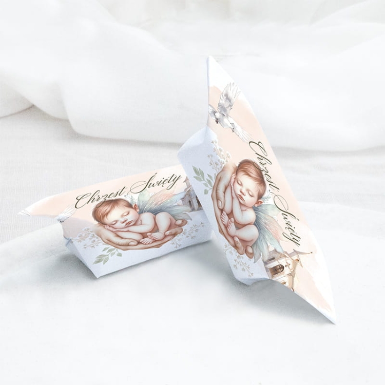 Upominek dla gości chrzest chłopca z grafiką śpiącego aniołka.