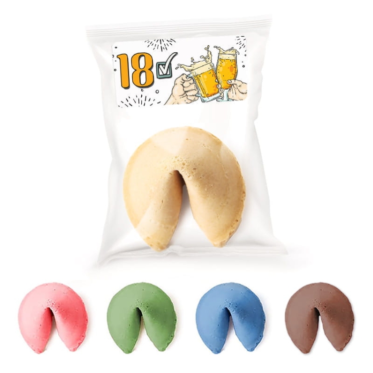 Ciasteczka z wróżbą na 18 urodziny z etykietką, na której znajduje się grafika z piwem i napis