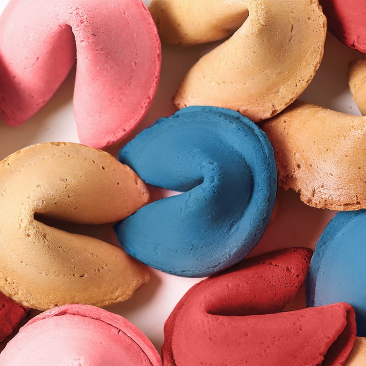 Ciasteczka z wróżbą w mixie kolorów.