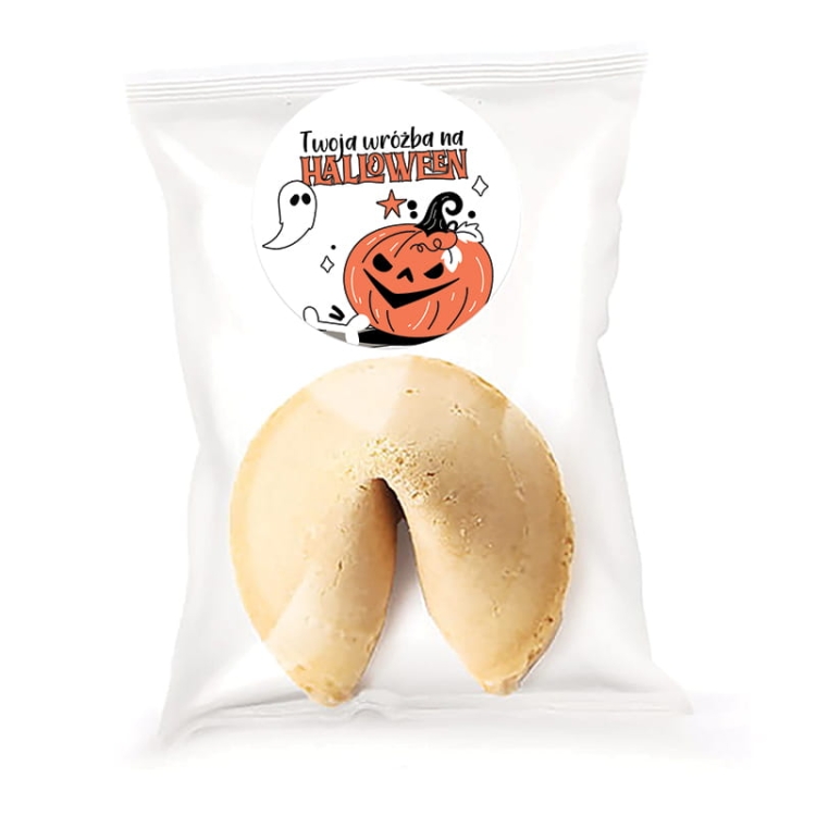 Ciasteczko z wróżbą z ozdobną etykietą halloweenową.