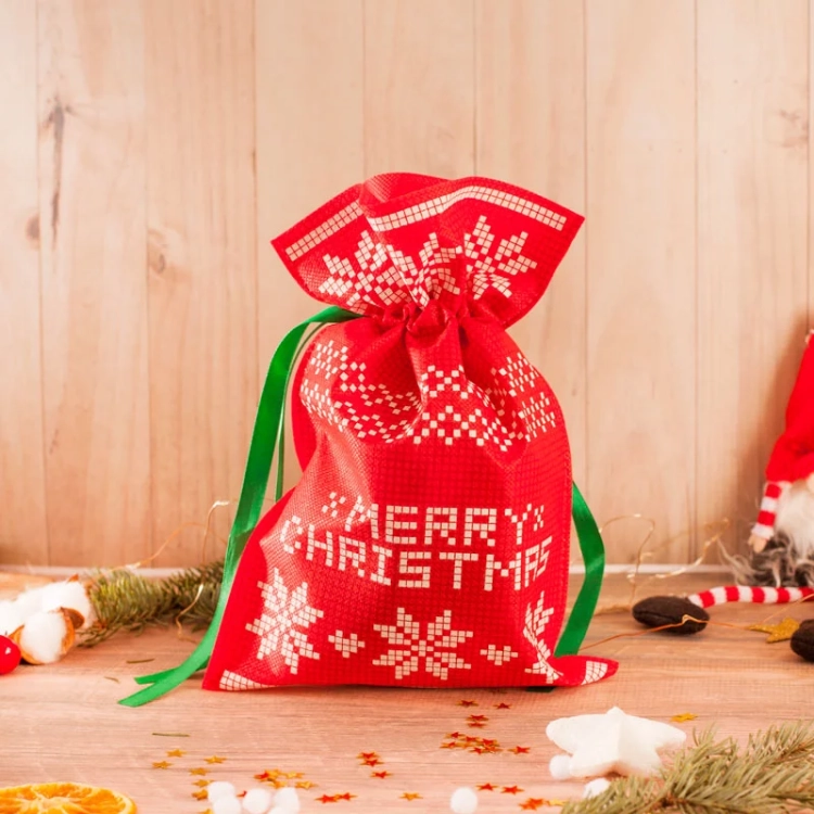 Worek czerwony z napisem merry christmas.