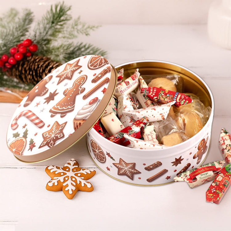 Puszka świąteczna ze słodyczami. Krówki i ciasteczka z wróżbą.