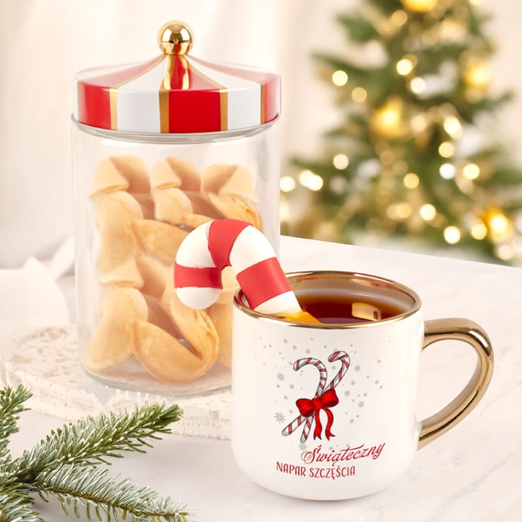Zestaw w postaci kubka, zaparzacza i słoika z ciasteczkami z wróżbą.