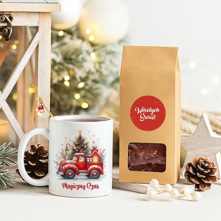 Zestaw świąteczny w postaci kubka, herbaty i łyżeczki.