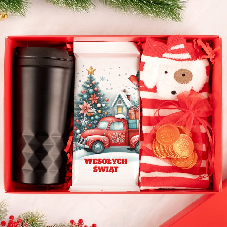 Zestaw świąteczny w czerwonym pudełku. W zestawie kubek, czekolada i skarpety.