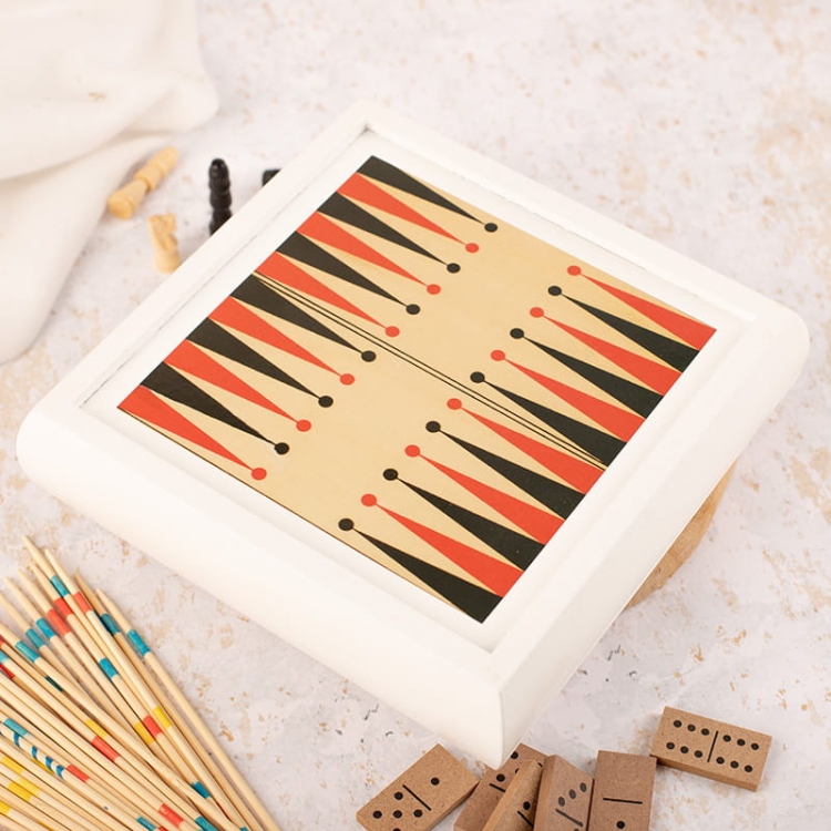 Zestaw gier w drewnianym pudełku. Kreatywny prezent dla dziecka.