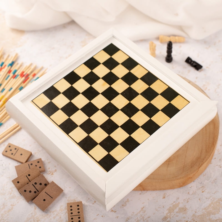 Zestaw gier z planszą. Prezent kreatywny i ciekawy dla dziecka.