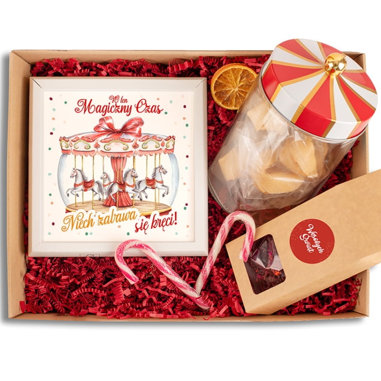 Zestaw świąteczny dla rodziny.  W zestawie gry, ciasteczka, herbata i laski cukrowe.