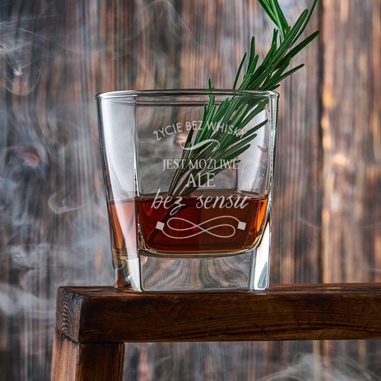 Grawerowana szklanka do whisky dla mężczyzny.