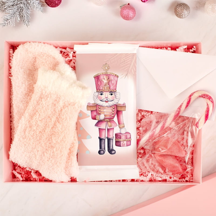 Gotowy zestaw prezentowy z kopertą na pieniądze, skarpetami, czekoladą i ciasteczkiem z wróżbą.