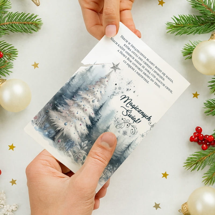 Opłatki wigilijne z ilustracjami zimowego lasu i świątecznych drzewek.