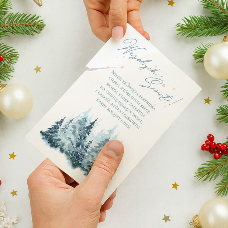 Bożonarodzeniowe opłatki z gotowymi życzeniami i nastrojową grafiką.