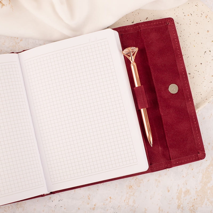 notatnik welurowy z kartkami w kratke