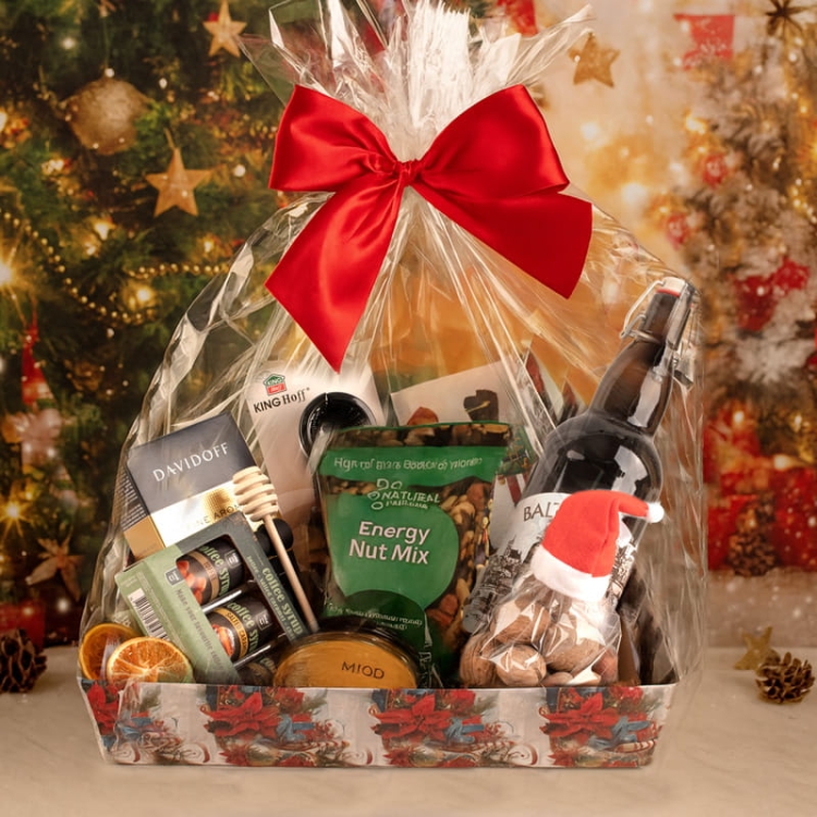 Kosz prezentowy gotowy na Święta dla pracowników.