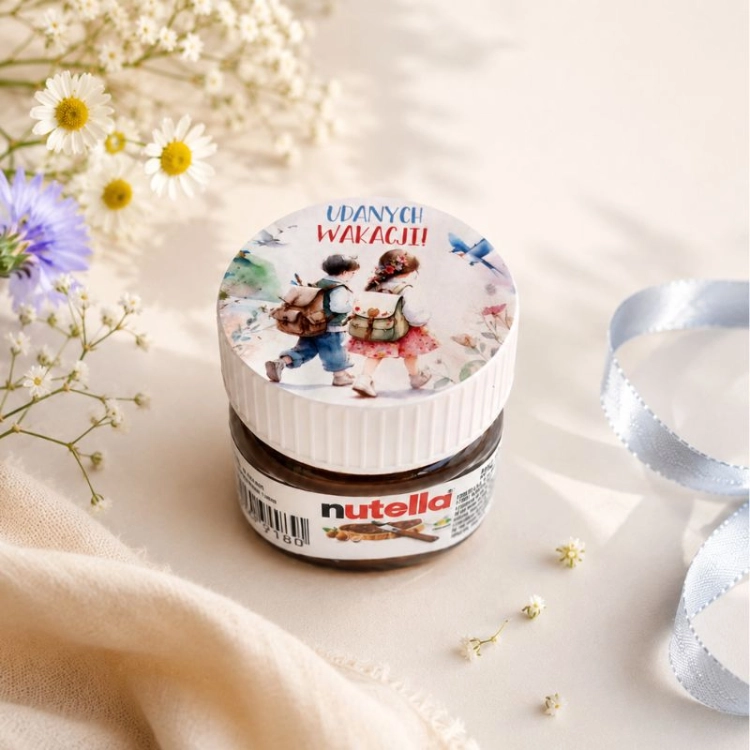 Mini Nutella z wakacyjną grafiką to drobny upominek dla dzieci na zakończenie szkoły.