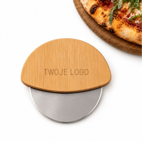 Nóż do pizzy z grawerem logo firmy na bambusowym uchwycie.