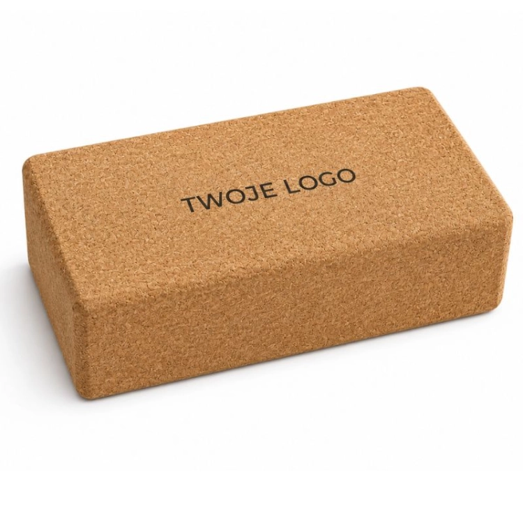 Kostka do jogi z logo firmy wykonana z naturalnego korka.
