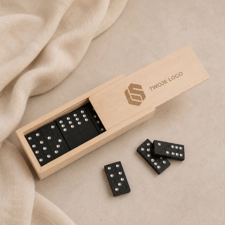 Klasyczne domino w drewnianym pudełku z własnym logo.