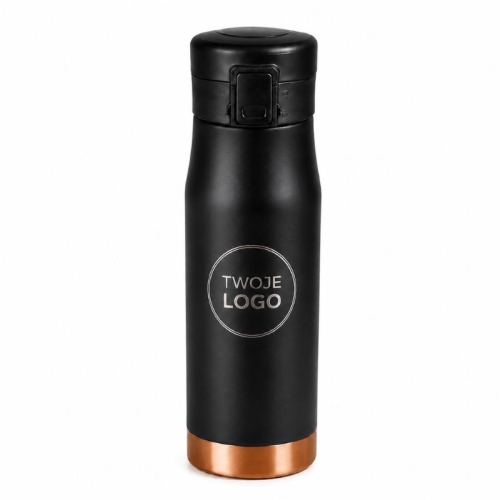 Czarny bidon termiczny z miejscem na logo firmy i zamykanym ustnikiem. Produkt posiada matowe wykończenie oraz miedziany akcent u podstawy.