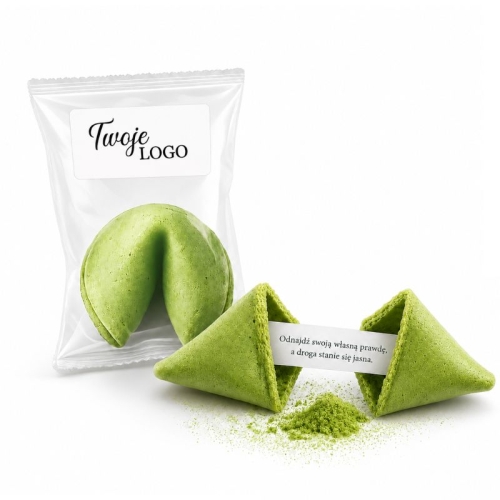 Ciastka z wróżbą o smaku matcha z prostokątną etykietą z logo.