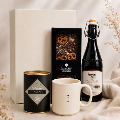 Elegancki zestaw prezentowy na Święta z personalizowanym kubkiem i starannie dobranymi produktami.