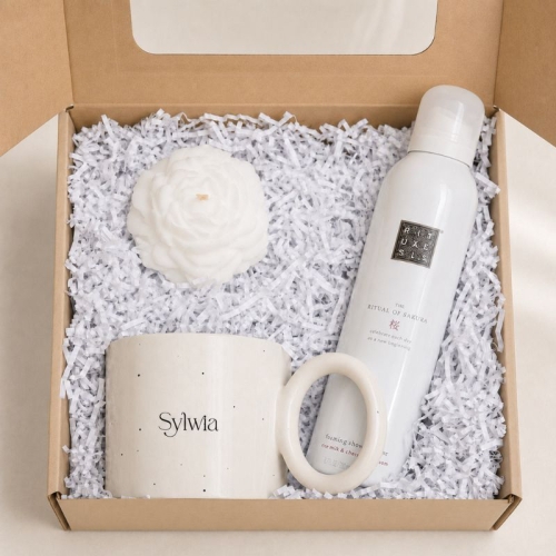 Box prezentowy dla kobiety z personalizowanym kubkiem i kosmetykami Rituals.