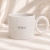 Personalizowany kubek ceramiczny to wyjątkowy element kobiecego zestawu prezentowego.