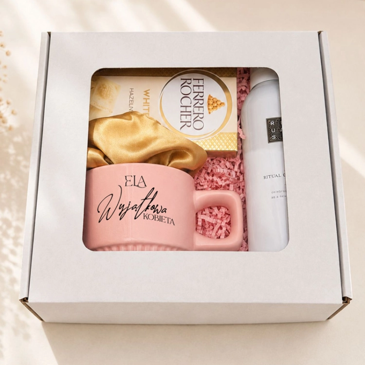 Elegancki box prezentowy dla kobiety zapakowany w pudełko z okienkiem.
