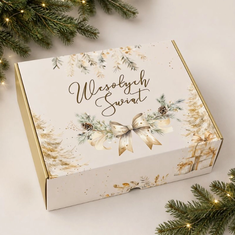 Ozdobne pudełko prezentowe z napisem Wesołych Świąt i bożonarodzeniową grafiką tworzy eleganckie opakowanie zestawu firmowego.