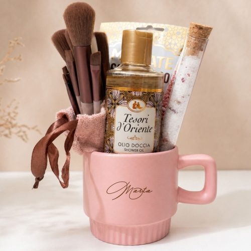 Różowy MUG Gift z kubkiem z imieniem to wyjątkowy zestaw prezentowy dla kobiety.