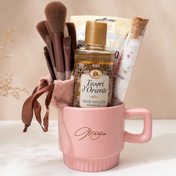 Różowy MUG Gift z kubkiem z imieniem to wyjątkowy zestaw prezentowy dla kobiety.