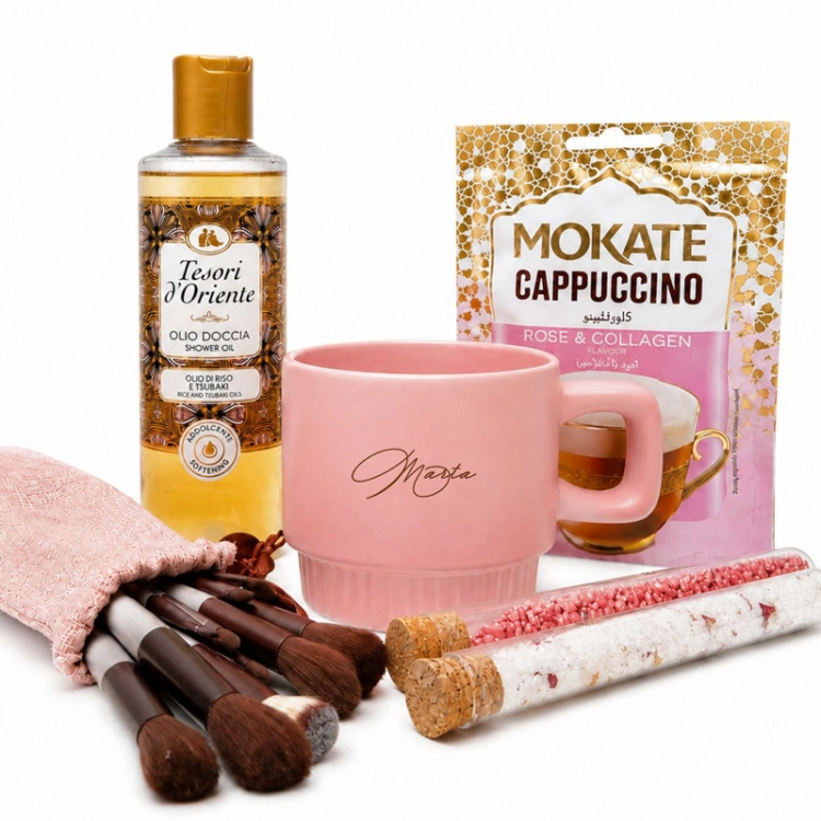 Zestaw dla kobiety zawiera różowy kubek, cappuccino, olejek i pędzle do makijażu.