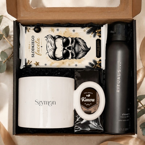 Personalizowany kubek z imieniem uzupełnia elegancki prezent świąteczny dla mężczyzny.