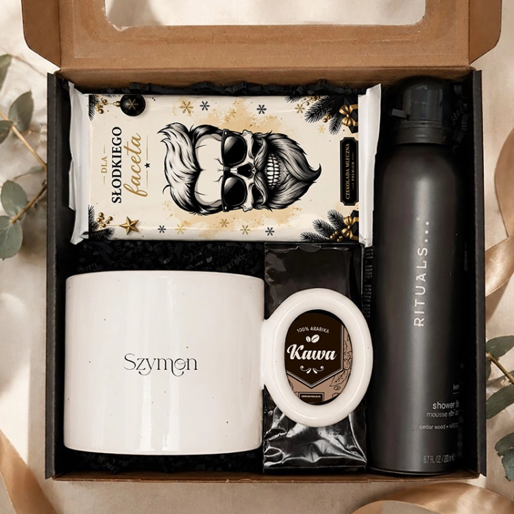 Personalizowany kubek z imieniem uzupełnia elegancki prezent świąteczny dla mężczyzny.