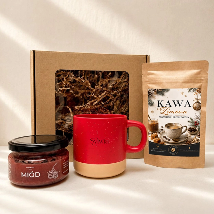 Świąteczny prezent z personalizowanym kubkiem, miodem i kawą zimową.