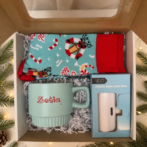 Niebieski zestaw świąteczny z personalizowanym kubkiem i praktycznym dodatkiem.