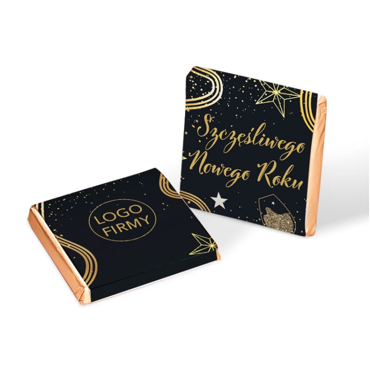Czekoladki noworoczne, sylwestrowe w złotym papierku z etykietą w czarnym kolorze.
