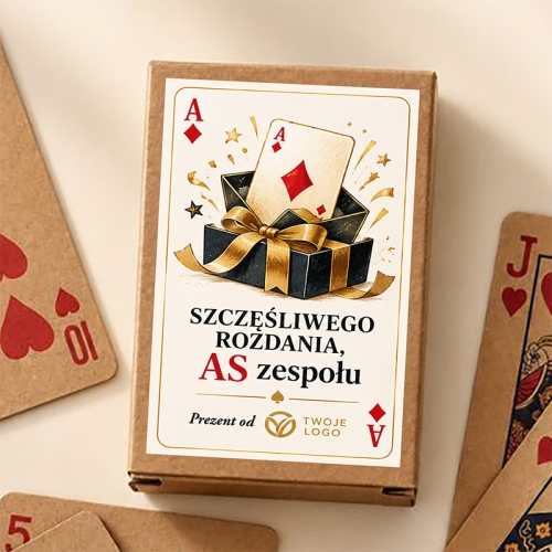 Firmowy zestaw kart do gry z personalizowanym pudełeczkiem i logo marki ułożony wśród kraftowych kart.