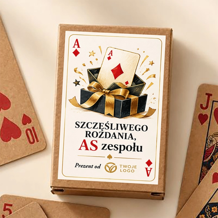 Firmowy zestaw kart do gry z personalizowanym pudełeczkiem i logo marki ułożony wśród kraftowych kart.