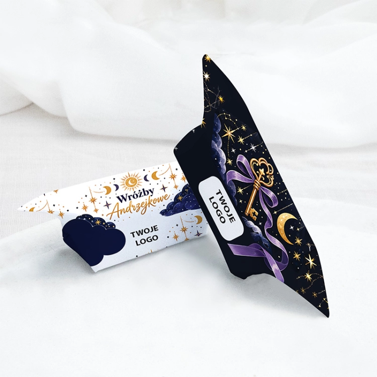 Personalizowane krówki na Andrzejki w opakowaniu 1 kg zawierają mix wzorów w kolorach granatu, bieli, fioletu i złota.