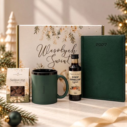 Prezent firmowy na Boże Narodzenie z zielonym kubkiem personalizowanym, brązowym kalendarzem, syropem i migdałami w czekoladzie.