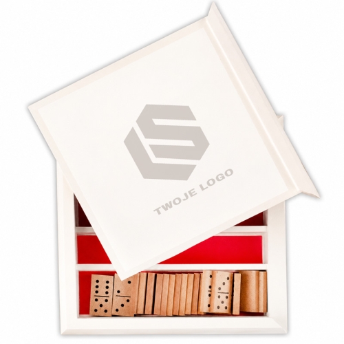 Zestaw gier planszowych 5w1 z logo firmy w eleganckim pudełku, zawierający szachy, domino, mikado, karty i tryktrak.