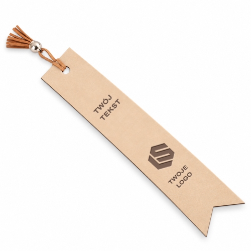 Jasnobrązowa skórzana zakładka do książki z grawerowanym logo firmy i zawieszką, elegancki gadżet reklamowy.