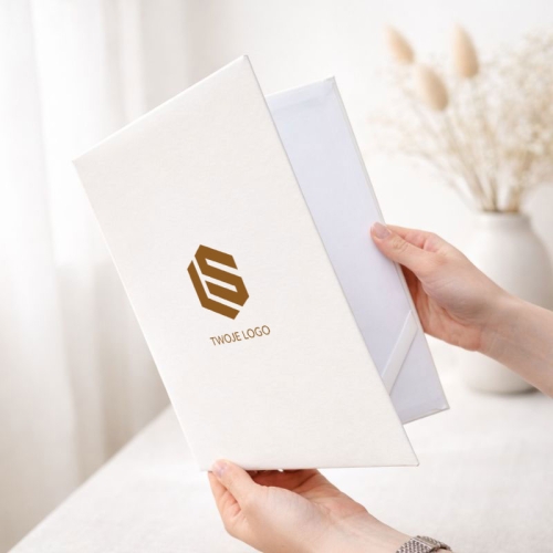 Biała teczka na certyfikat A4 z grawerowanym logo firmy i twardą okładką, elegancka oprawa dokumentów.