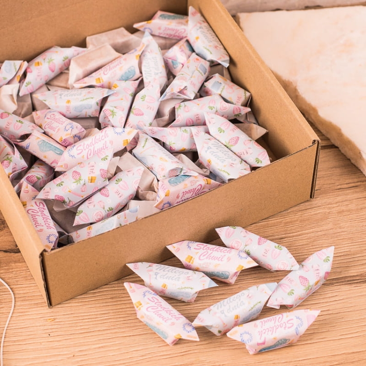 Krówki reklamowe dla salonu SPA. Cukierki w ozdobnych papierkach w pudełku.